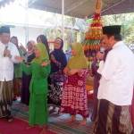 Bupati-Wabup Gresik, SQ (Sambari-Qosim) ketika mengikuti sedekah bumi di Desa Kedanyang. (syuhud/BANGSAONLINE)