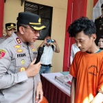 Kapolres Bangkalan,AKBP Febri Isman Jaya, saat menginterogasi pelaku.