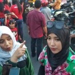 Lara Silvy (kanan) didampingi ibunya saat memberikan keterangan wartawan di sela-sela bagi-bagi takjil.