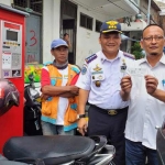 Ketua DPRD Gresik Ahmad Nurhamim didampingi Sekretaris Dishub A. H. Sinaga saat sidak e-parking. foto: SYUHUD/ BANGSAONLINE