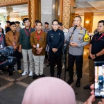 Pj Gubernur Jatim, Adhy Karyono, bersama Kapolda Jatim, Irjen Pol Imam Sugianto, dan Pangdam V/Brawijaya, Mayjen TNI Rafael Granada Baay, saat meninjau proses penghitungan suara Pemilu 2024.