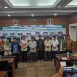 KH Cholil Nafis foto bersama dengan para ulama dan peserta acara Silaturahim dan Halaqah Dakwah bertema "Urgensi Peran Dai dan DKM Masjid dalam menjaga Ukhuwah di tahun politik”, Kamis (21’9’2023) di Kantor Walikota Jakarta Barat. Foto: istimewa