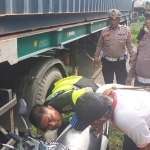 Anggota Polresta Sidoarjo saat melakukan olah TKP kecelakaan di Taman Sidoarjo, Selasa (21/2/2023).