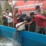 Ketua DPC PDIP Kabupaten Kediri, Murdi Hantoro (tiga dari kanan), saat menebarkan benih ikan lele di Desa Maron, Kecamatan Banyakan. Foto: MUJI HARJITA/ BANGSAONLINE