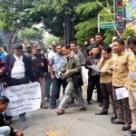 Lima Komisioner KPU Kabupaten Kediri yang dipimpin Ketua KPU Kabupaten Kediri, Ninik Sunarmi, saat mendengarkan aspirasi masa Aliansi Penegak Demokrasi Kediri Jayati di pintu gerbang, sebelum masa diijinkan masuk ke Kantor KPU. foto: MUJI HARJITA/ BANGSAONLINE