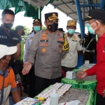 Kapolres Nganjuk, AKBP Boy Jeckson Situmorang, saat meninjau tes urine di Terminal Anjuk Ladang.