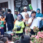 Bupati Fadeli didampingi istrinya Mahdumah saat menghibur korban gempa menggunakan boneka jari.