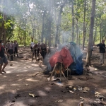 Polisi membakar terpal-terpal yang biasanya dipakai berteduh saat praktik judi.