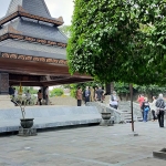 Suasana kawasan Makam Bung Karno, Senin (28/6). Tempat ini ditutup sementara untuk mengantisipasi lonjakan kasus Covid-19. 