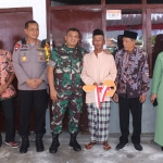 Dandim 0826/Pamekasan Letkol Inf. Ubaydillah (empat dari kiri) menyerahkan kunci rumah kepada pemilik. 