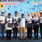 Sekdakot Pasuruan Drs. H. Bahrul Ulum, M.M. foto bareng pelajar yang hobi makan ikan.