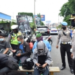 Kapolresta Sidoarjo memantau langsung razia prokes di wilayah perbatasan.