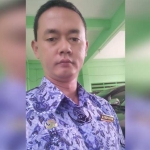 Sofyan Effendi, petugas pencatat buku nikah Kantor Kemenag Pacitan. 