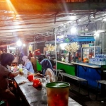 Suasana warung cumi tenda. foto: Ozy/ BANGSAONLINE