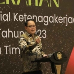 Pj Gubernur Jatim, Adhy Karyono, saat menghadiri penganugerahan Paritrana Award 2023.