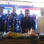 Nurseto Budi S Wakil, Ketua KPP DPP Demokrat Jakarta didampingi Arif D, Ketua DPC Demokrat Kota Malang dan Ketua OKK DPD Demokrat Jatim Agus Dono. Tampak potongan tumpeng yang akan diserahkan kepada Wali Kota Malang Sutiaji.