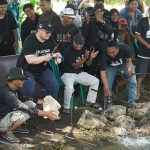 Calon Bupati Kediri nomor urut 2 Hanindhito Himawan Pramana saat ikut mancing bareng. 