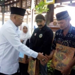 Bupati saat memberikan bantuan kepada perwakilan dhuafa.