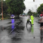 Polisi melakukan olah TKP. (foto: ist)