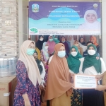 Penyerahan bantuan hibah dari Gubernur Khofifah berupa alat olahan ikan kepada keluarga nelayan di Kecamatan Sepulu, Kabupaten Bangkalan. foto: istimewa