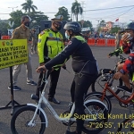 Warga yang sedang gowes pun tak luput dari sosialisasi prokes.