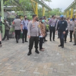 Kapolres Gresik AKBP Muchamad Nur Azis saat meninjau lokasi Wisata Lontar Sewu di Desa Hendrosari, Kecamatan Menganti. foto: SYUHUD/ BANGSAONLINE.com