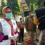 Dokter Herlin Ferliana, Kadinkes Provinsi Jatim saat diwawancarai oleh Subaidah, wartawan BANGSAONLINE.com sesudah meninjau rapid test massal di Balai Diklat, Jum