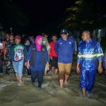 Gubernur Khofifah saat meninjau banjir di Gresik akibat jebolnya Tanggul Mojosarirejo.