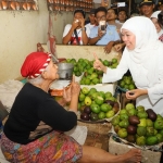 Khofifah saat mengunjungi Pasar Kapasan, Surabaya.