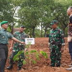 Dandim 0827/Sumenep, Letkol Czi Donny Pramudya Mahardi, bersama Persit KCK Cabang XLVI Kodim 0827/Sumenep dan masyarakat Kampung Pancasila di Desa Kebunagung.