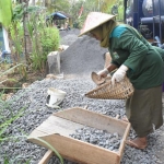 Ibu-ibu di Desa Kedungsalam, Kecamatan Donomulyo turut membantu pekerjaan TMMD.