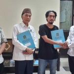 Anggota Fraksi PKB DPRD Bangkalan Dedy Yusuf (kanan) saat menyerahkan surat pemberitahuan ke Polres Bangkalan didampingi oleh Abd. Rofik (Sekretaris DPC) dan Abdullah.