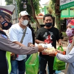 Kasatlantas Polres Probolinggo Kota, AKP Taviv saat memberikan santunan kepada salah satu penyapu jalanan.