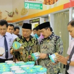 TELITI: Bupati dan Wabup mengecek produk makanan saat sidak ke supermarket, Selasa (5/6). foto: istimewa