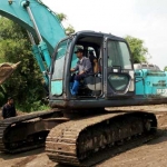 Petugas saat mengamankan alat berat dari lokasi tambang ilegal di Desa Bugasurkedaleman, Kecamatan Gudo, Kabupaten Jombang. foto: ROMZA/ BANGSAONLINE