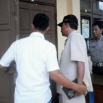 Salah satu Kepala Dinas yang hadir dalam pemanggilan Tim KPK di aula Polres Nganjuk. foto: BAMBANG/ BANGSAONLINE