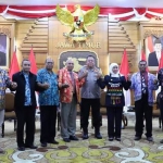 Para pendeta Papua dan Papua Barat bergandengan tangan dengan Gubernur Jawa Timur Khofifah Indar Parawansa di Gedung Grahadi Surabaya, Senin (26/8/2019). foto: istimewa/ bangsaonline.com