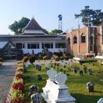 Bangunan Masjid Madegan, di Kelurahan Polagan Kecamatan/Kabupaten Sampang yang dikelilingi makam leluhur warga setempat. foto : junaidi/BANGSAONLINE