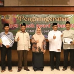 Wakil Bupati Gresik, Aminatun Habibah (empat dari kanan) didampingi Ketua DMI Gresik, Zainal Abidin, dan Sekdakab Gresik, Achmad Washil Miftahul Rachman, saat penyerahan penghargaan DMI Gresik Award 2023. Foto: Ist