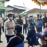 Wagub Emil menyapa masyarakat yang mengikuti vaksinasi massal Covid-19 di Kodim 0811 Tuban, Minggu (4/7).