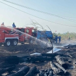 Proses pendinginan oleh Tim Damkar Tuban di lokasi kejadian di Desa Sumurgeneng, Kecamatan Jenu.