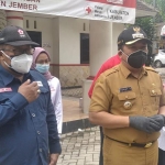 Bupati Jember Hendy Siswanto melepas 3 unit mobil PMI Gunner untuk melakukan penyemprotan disinfektan di tiga kecamatan, yakni Kecamatan Patrang, Kaliwates, dan Sumbersari, Senin (2/8/2021).