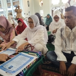 Para muallaf saat mengikrarkan dua kalimat syahadat di Masjid Nasional Al-Akbar Surabaya, Jumat (17/3/2023). Mereka dituntun Ustadz Ahmad Nasikh Hidayatullah. Tampak Ignastus Rengu dan Eko Parti Yanti serta satu lagi perempuan yang semula beragama Kristen. Foto: bangsaonline