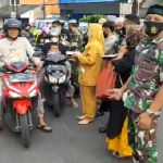 Bagi-bagi takjil, masker, dan vaksinasi dosis I, II, maupun booster bagi pengguna jalan dan warga di sekitar Koramil Pandaan.