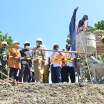 Bupati Sambari bersama pejabat Bakorwil, BBWS, dan Forkopimda saat groundbreaking proyek tanggul di Desa Jono, Cerme. foto: SYUHUD/ BANGSAONLINE