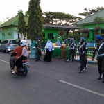 Keluarga Besar Subdenpom V/4-3 Pamekasan menggelar bagi-bagi takjil di depan Kantor Subdenpom V/4-3 Pamekasan, Jalan Kemayoran No. 9 Kabupaten Pamekasan, Senin (3/5/2021) sore. (foto: ist)