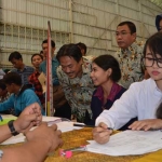 LENGKAPI PERSYARATAN: Wabup Nur Ahmad Syaifuddin dan Ketua Komisi D DPRD Sidoarjo, Usman memantau pelamar kerja saat sedang mengisi berkas lamaran di BKT, Kamis (4/5). foto: Kominfo Sidoarjo