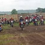 Para crosser dan pemotorcross coba lapangan. 