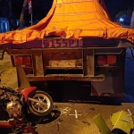 Kondisi truk trailer dan motor korban usai terlibat laka.