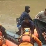 Tim Gabungan BPBD, SAR, dan Polairud saat mengevakuasi korban. (foto: ist)